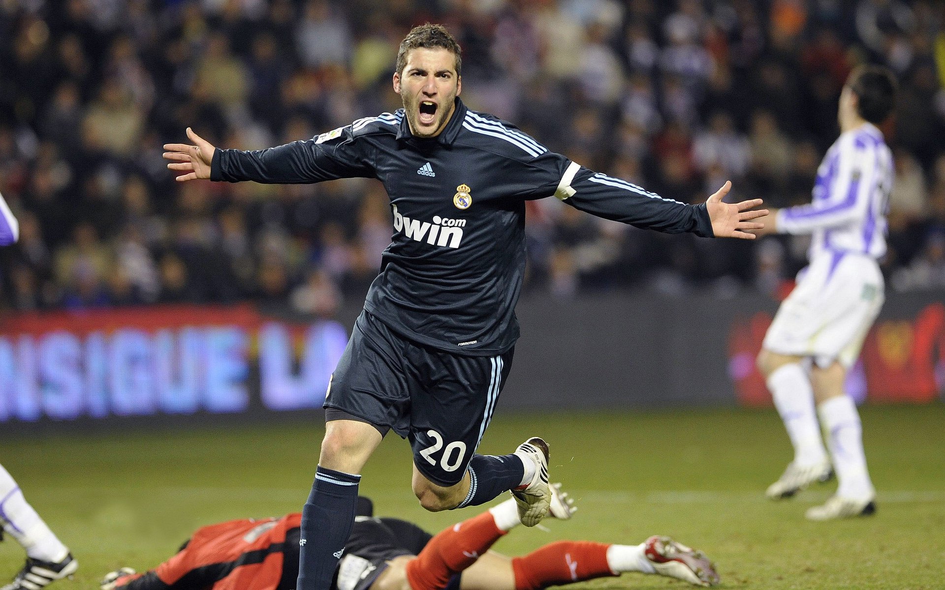 九游网页版入口-世界田径：肯尼亚跑者屡破纪录，赛场火爆非凡！，肯尼亚跑步视频